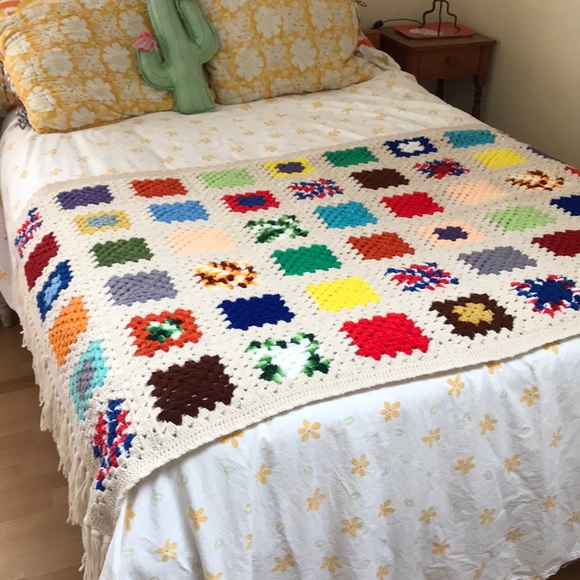 Granny Square crochet throw blanket cream yarn colorful handmade. Tassels green - Picture 14 of 16